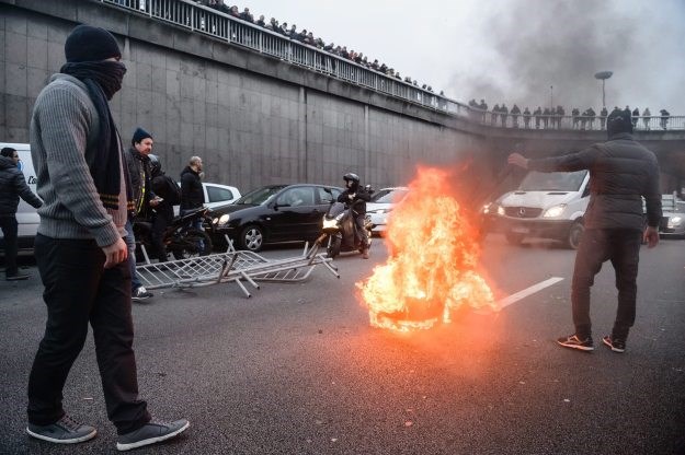 Dok taksisti u Francuskoj prosvjeduju i pale gume, građani se voze Uberom