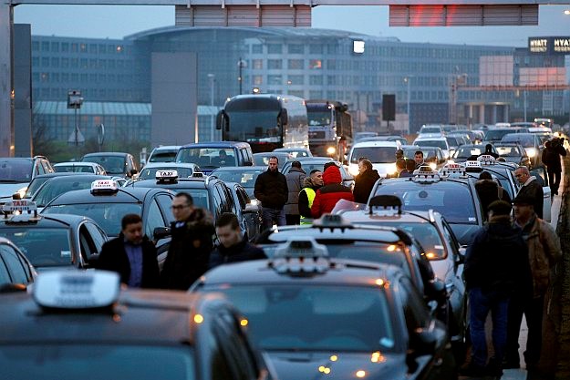 Prometni kaos u Parizu: Taksisti u štrajku zbog "nelojalne konkurencije"