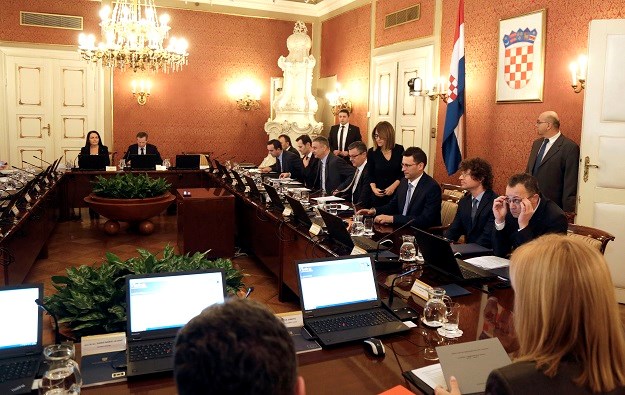 Već na prvoj sjednici Oreškovićevi ministri najavili masovna uhljebljivanja