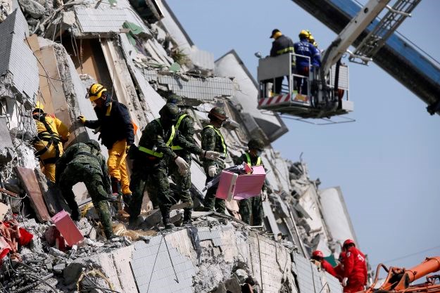 Cijeli dan proveo pod ruševinama: Tajvanski spasioci spasili 20-godišnjaka nakon snažnog potresa