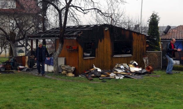 Požar u Karlovcu: Vatra progutala vikendicu, mladić u kolicima se spasio u zadnji čas