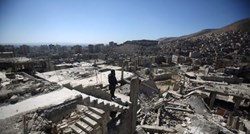 UN prvi puta iz zraka bacio humanitarnu pomoć Deir Ezoru u Siriji