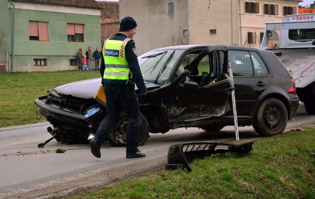 Teška nesreća u Sibinju: Od siline udara mladić ispao iz vozila, auto se prevrnuo na njega