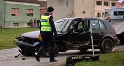 Teška nesreća u Sibinju: Od siline udara mladić ispao iz vozila, auto se prevrnuo na njega