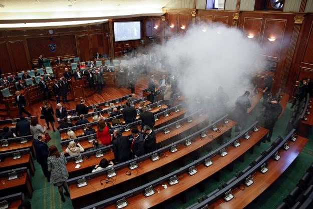 Kosovo: Oporba bacila suzavac u parlamentu, policija vodenim topovima rastjeruje prosvjednike