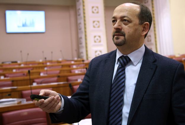 Lovrinović: Temeljno je pitanje čiji je novac na računu HNB-a - treba ga povući u proračun