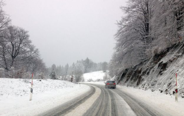 Vozači oprez! Mokri i skliski kolnici otežavaju promet