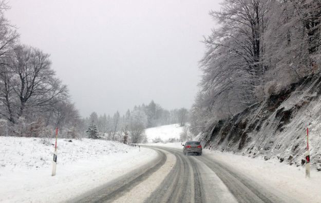Autobus pun djece sletio s ceste kod Pakraca