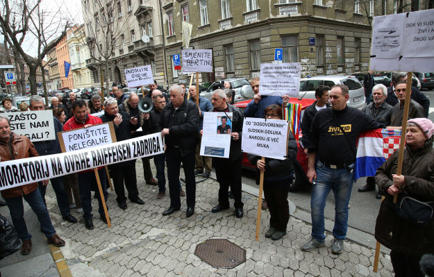 "Poništite nelegalne ugovore": Prosvjed protiv Reiffeisen zadruga ispred DORH-a