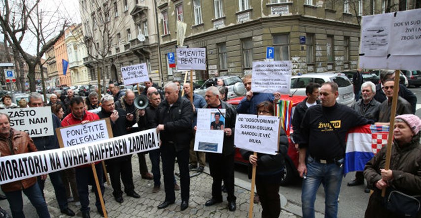 "Poništite nelegalne ugovore": Prosvjed protiv Reiffeisen zadruga ispred DORH-a