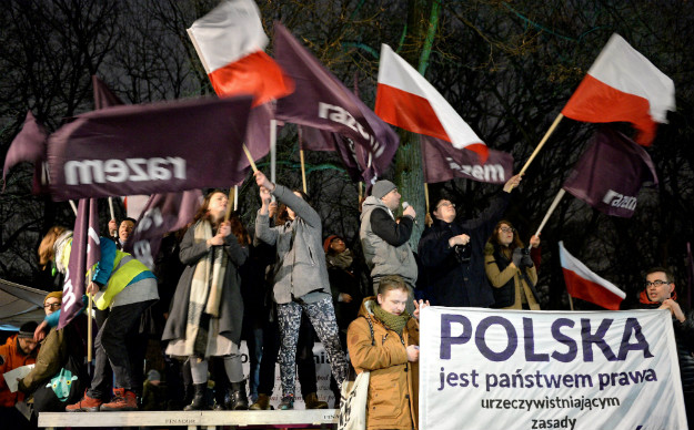 Veliki prosvjed protiv vlade zbog ustavne krize, tisuće Poljaka na ulicama