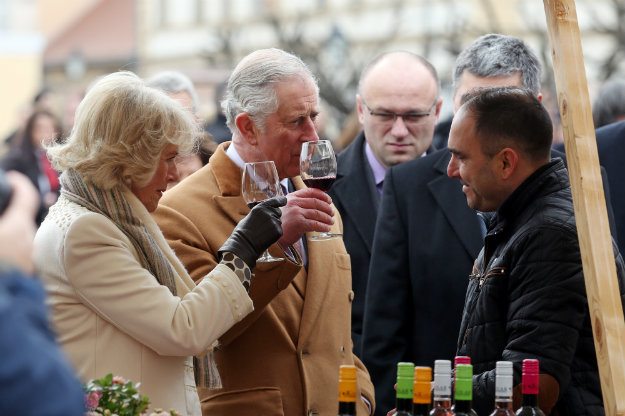 Princ Charles i Camilla nisu odoljeli domaćem vinu, a provozali su se i tramvajem