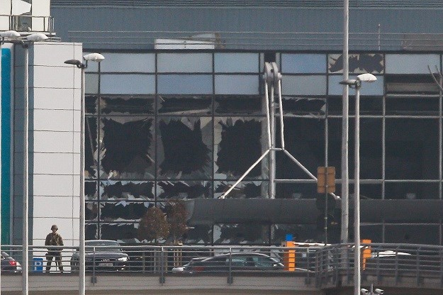 Pokraj mrtvog terorista pronađen kalašnjikov, u zračnoj luci samoubilački prsluk