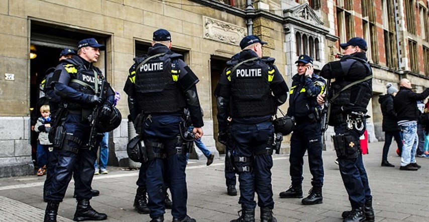 Policija češlja četvrt Schaerbeek: Uhićen muškarac, pronađene kemikalije, eksploziv te zastava IS-a