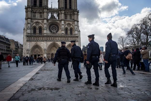 Kod katedrale Notre-Dame u Parizu otkriven auto pun plinskih boca, vlasnik auta poznat kao islamist