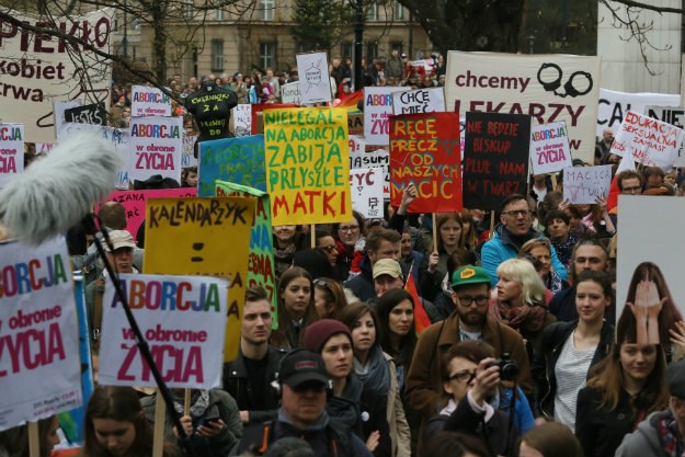 Protiv zabrane abortusa: Tisuće Poljakinja na ulicama