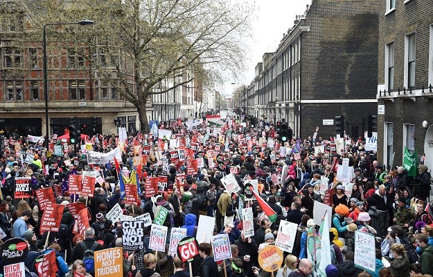 Deseci tisuća ljudi u maršu Londonom: Prosvjeduju protiv mjera štednje