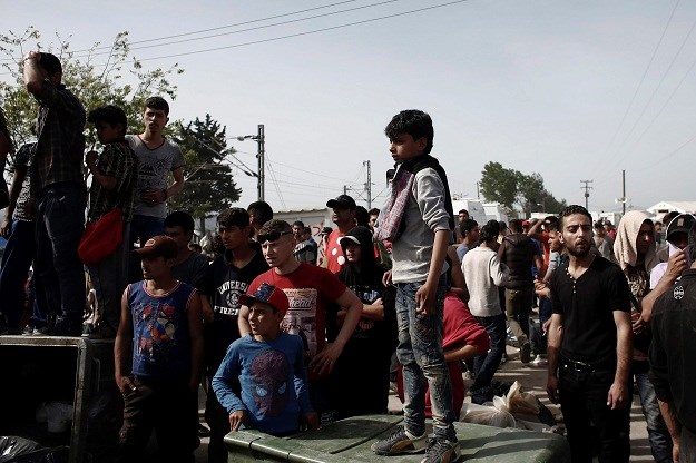 Idomeni u kaosu: Migranti kamenovali kombi grčke policije, oni ih brzo rastjerali