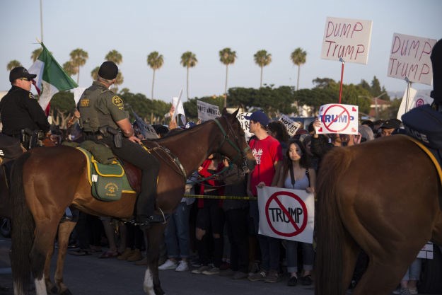 Prosvjed protiv Trumpa u Kaliforniji: Prosvjednici bacali kamenje na policiju, deseci uhićenih