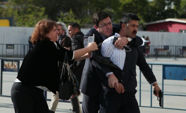 VIDEO Slavni turski novinar preživio pokušaj atentata pred sudom, napadač urliknuo: Izdajice!