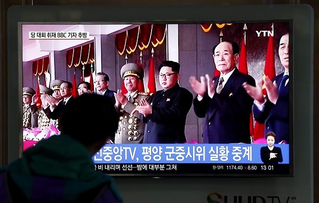 Velika parada u Pjongjangu: Stotine tisuća ljudi slave "sjajnu zvijezdu" Kim Jong-Una