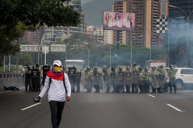 Kaos u Venezueli: Tisuće prosvjednika zahtijeva odlazak predsjednika, policija ih smiruje suzavcem