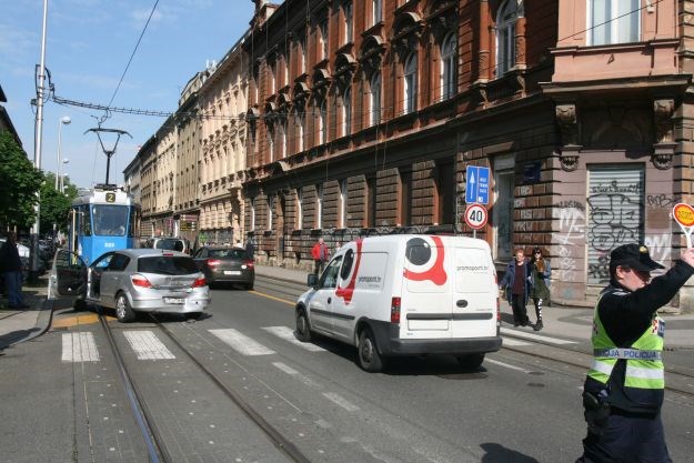 Nesreća u Zagrebu: Sudarili se tramvaj i auto, jedna osoba ozlijeđena