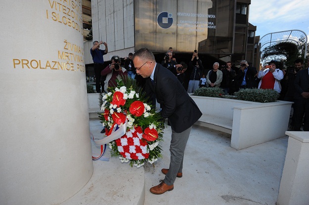 Hasanbegović položio vijenac pred spomenikom 9. bojne HOS-a: "Samo istina nas može spasiti"
