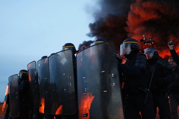U Francuskoj nestašica goriva, policija vodenim topovima rastjerava aktiviste