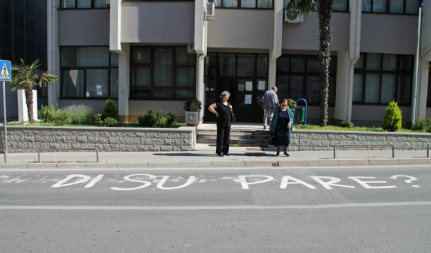 Na izborno jutro Vrgorčane pred gradskom upravom dočekao grafit "Di su pare?"