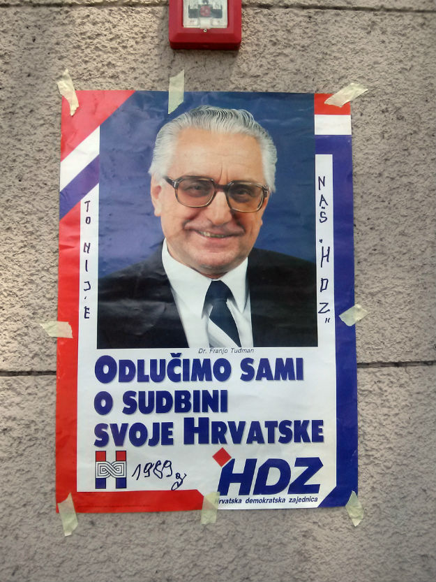 FOTO Na zgradu središnjice HDZ-a postavili plakat s Tuđmanom: "To nije naš HDZ"