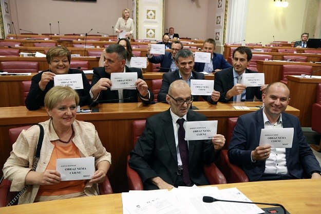 FOTO MOST-ovci na sjednicu stigli s porukama za HDZ i SDP: "Obraz nije na prodaju"