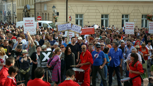 VIDEO Dvije tisuće ljudi na Markovu trgu tražilo nove izbore