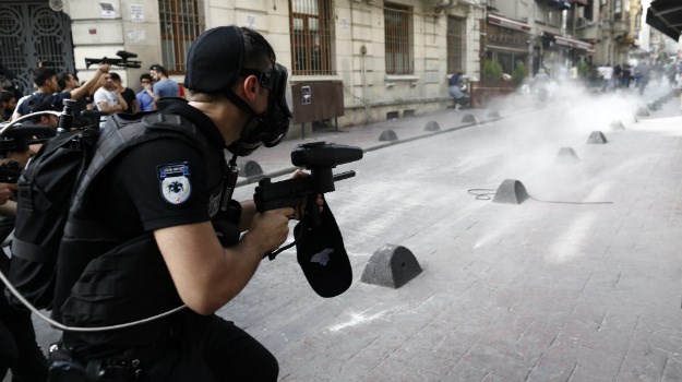 FOTO Turska interventna policija suzavcem i gumenim mecima rastjerala povorku za transrodne osobe