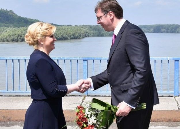 FOTO Samo palica nedostaje: Kolinda se za Vučića odjenula kao mažoretkinja