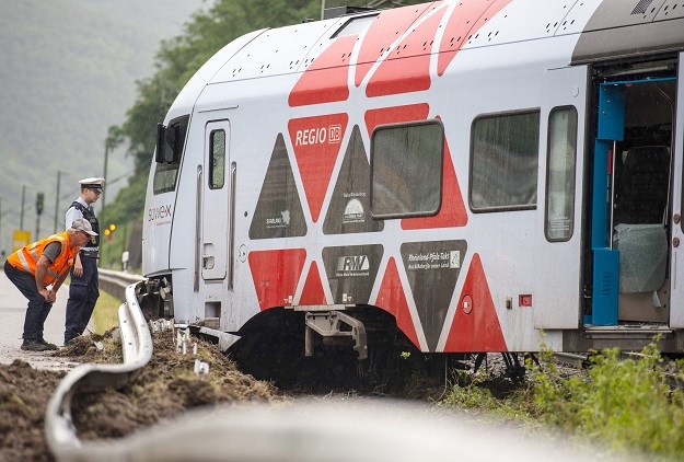 Vlak u Njemačkoj sklizuo s tračnica, ozlijeđeno deset ljudi