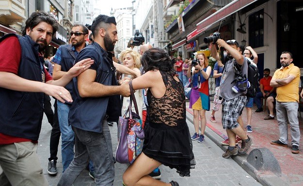 Turski policajci suzavcem rastjerali sudionike gay parade u Istanbulu, priveli 19 osoba