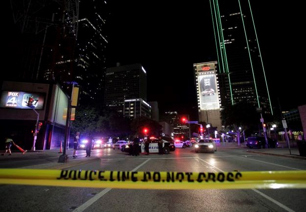 Ubojica policajaca iz Dallasa planirao još ubojitiji napad, na zidu ostavio poruku napisanu krvlju
