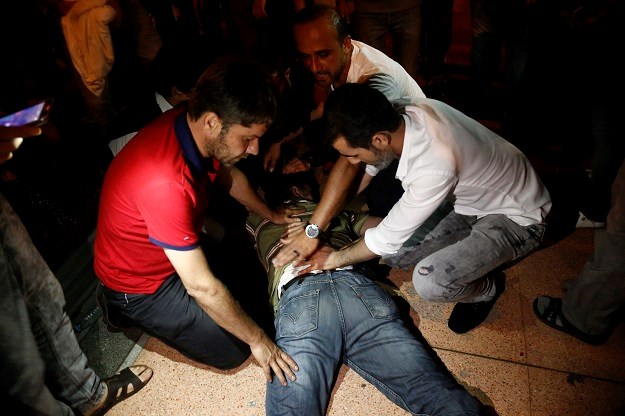U krvavom gušenju vojnog udara u Turskoj ubijeno 100 pučista i 190 građana