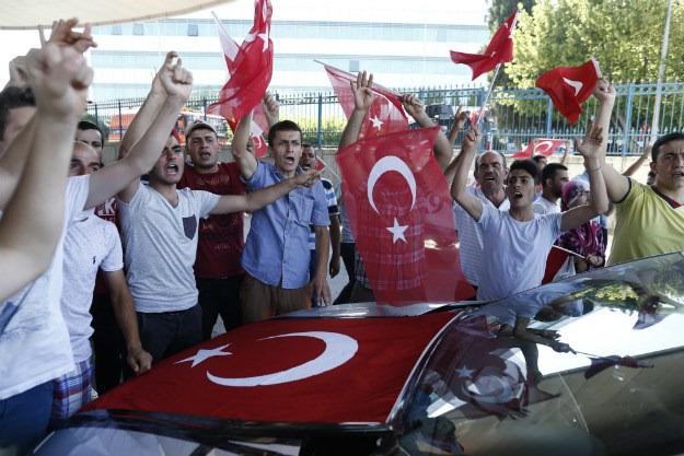 VIDEO Erdogan izašao na ulice među narod, pristaše i stranački ulizice uzvikivali njegovo ime