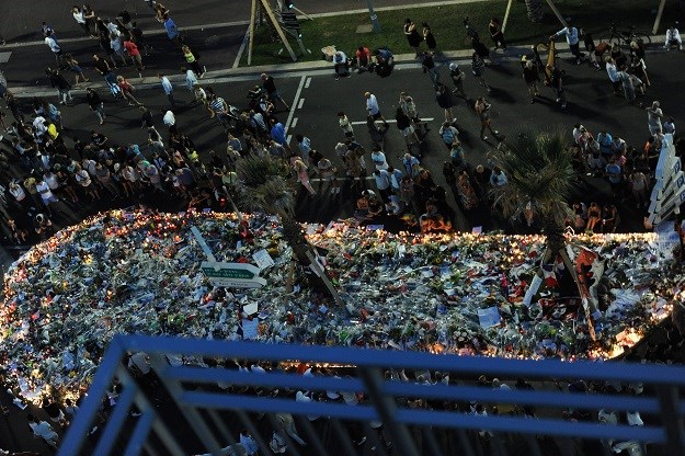 Ljudi napravili memorijal od kamenja i smeća za koljača iz Nice, pljuju na mjesto gdje je ubijen