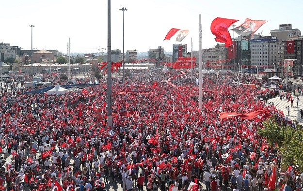 Crvene zastave preplavile Taksim, tisuće Turaka poručile Erdoganu: "Branimo republiku i demokraciju"