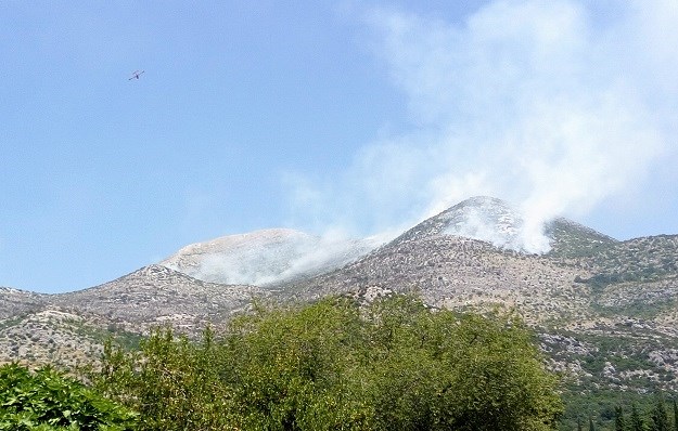 Još uvijek gori požar u Cetinskoj krajini