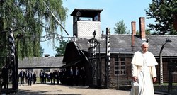 Papa Franjo posjetio Auschwitz i izljubio preživjele logoraše