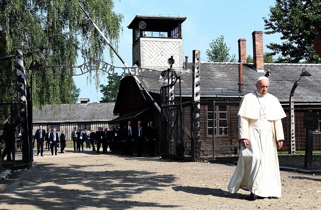 VIDEO Papa u Auschwitzu: Prošao ispod zloglasnog natpisa i briznuo u plač