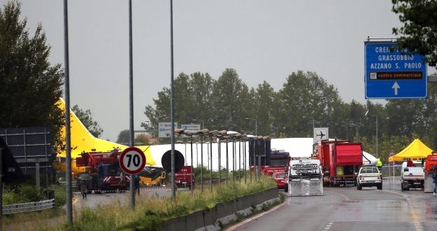 Teretni zrakoplov u Italiji promašio pistu pa se zabio u kružni tok, nema ozlijeđenih