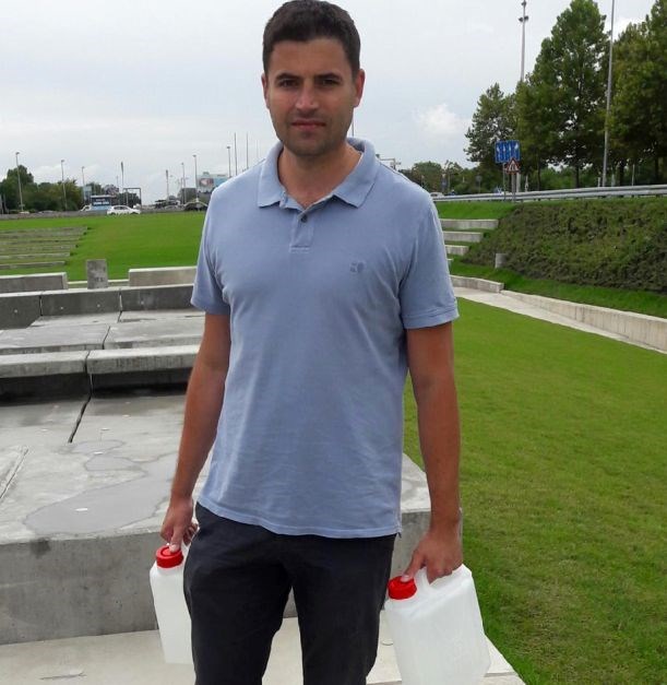Bernardićev igrokaz ispred fontana: "Ovu ću vodu odnijeti onima koji je još uvijek nemaju u domovima"