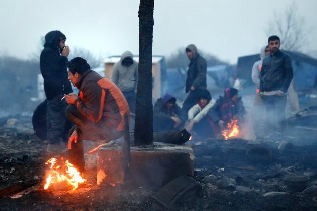Žestok sukob francuske policije i migranata kod kampa u Calaisu, radili i vodeni topovi