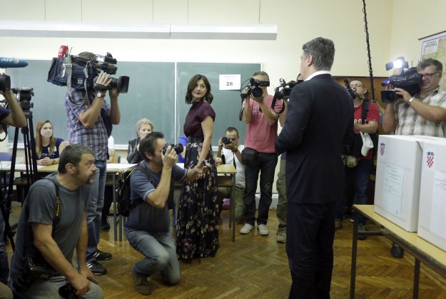 FOTO Sređene supruge političara na biralištima iz prikrajka promatrale svoje muževe