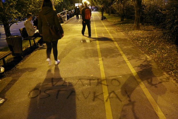 FOTO Na cesti pred Filozofskim osvanuli grafiti: "VLATKO, OSTAVKA!"